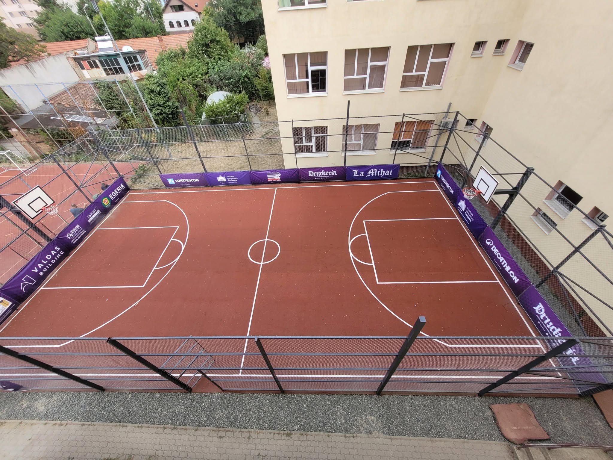 Terenul de baschet de la Școala Gimnazială nr. 27 Timișoara